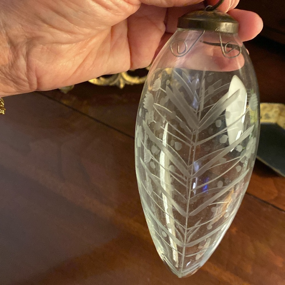 💐 Antique Etched Clear Glass Holiday Ornaments - Picture 4 of 7